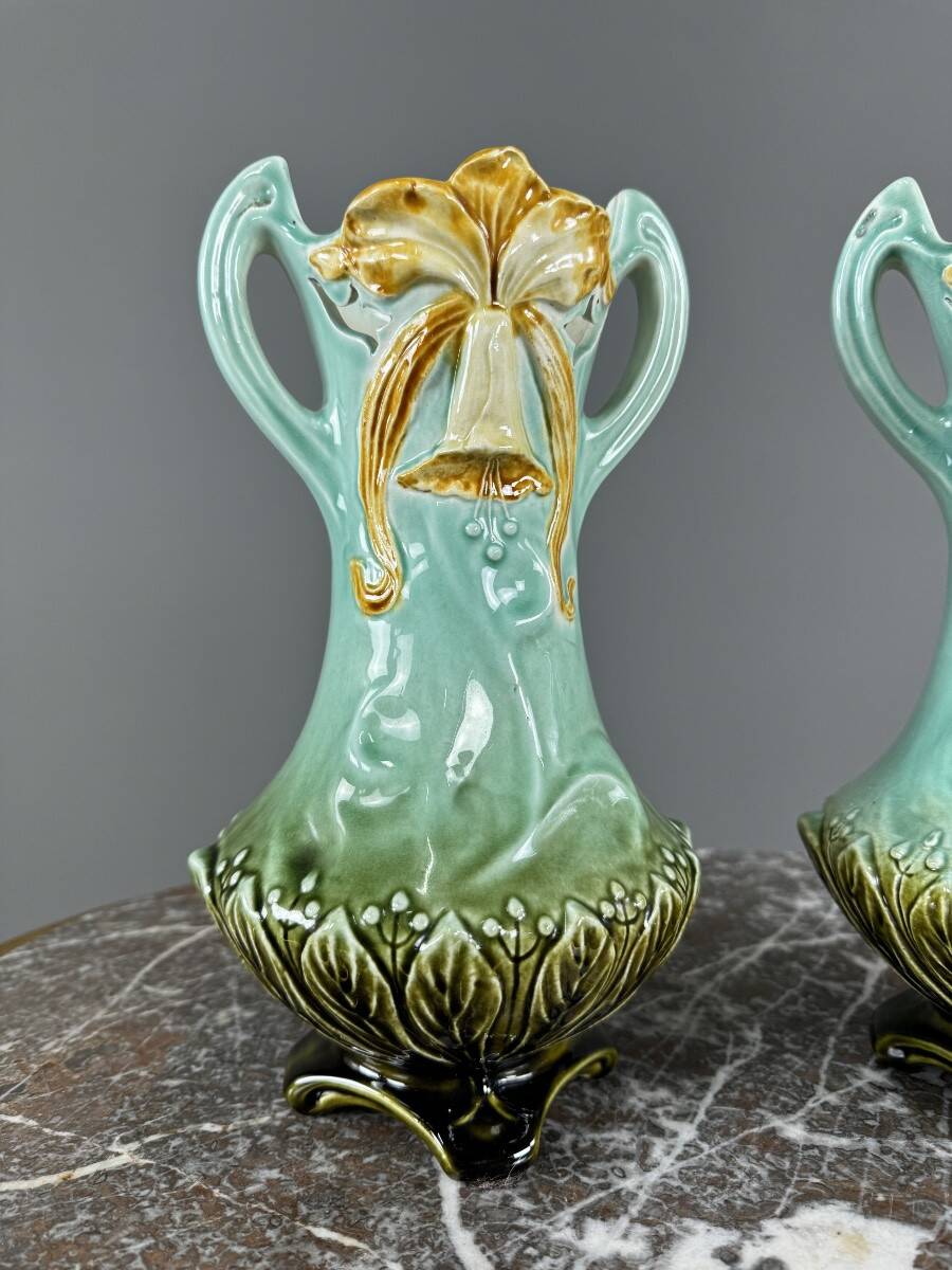 Pair of Art Nouveau vases in glazed ceramic with floral decoration, 20th Century