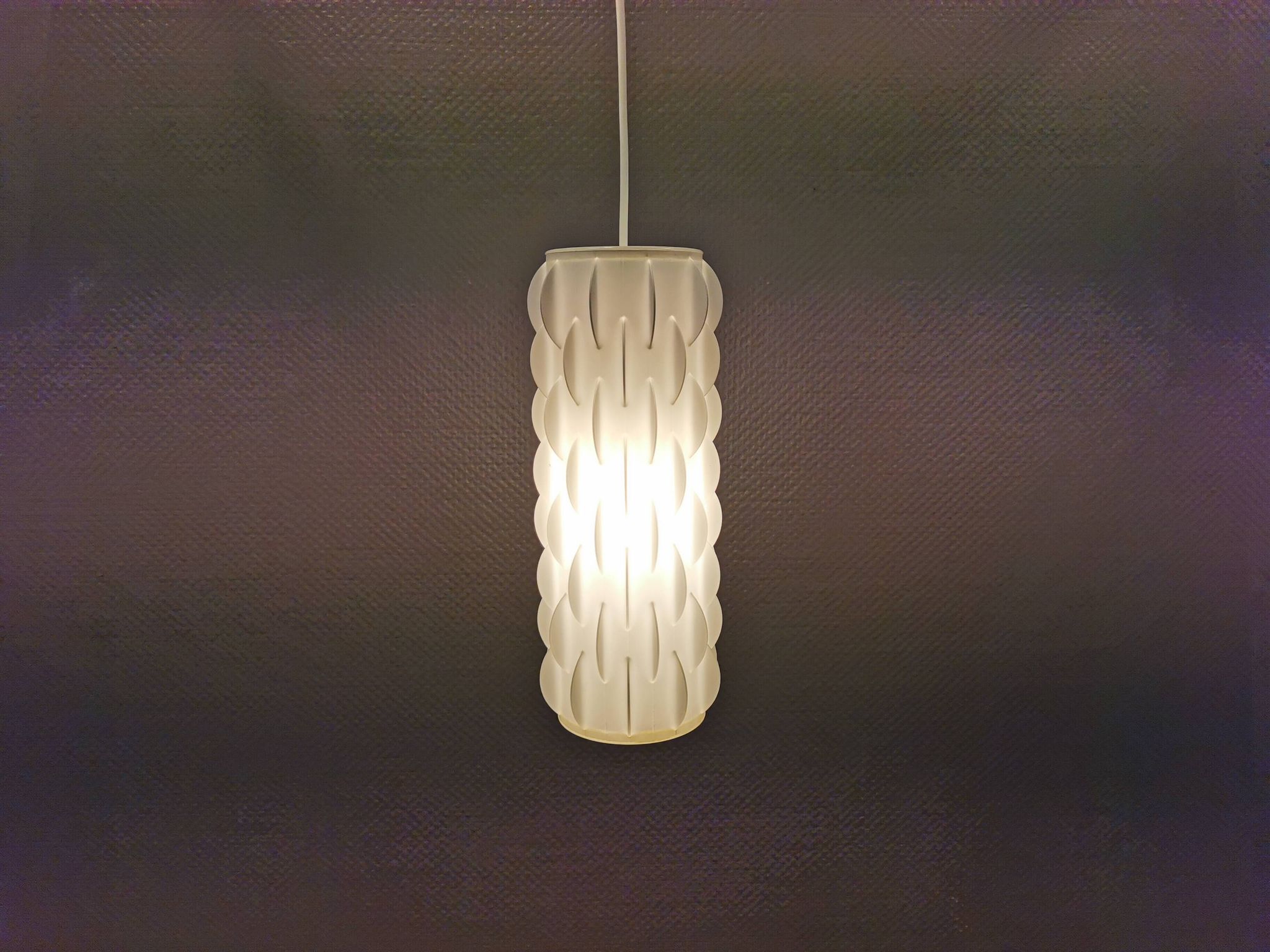 Lampe suspendue modèle Contour, conçue par Lars Schiøler et réalisée par Høyrup Lighting dans les années 1970.