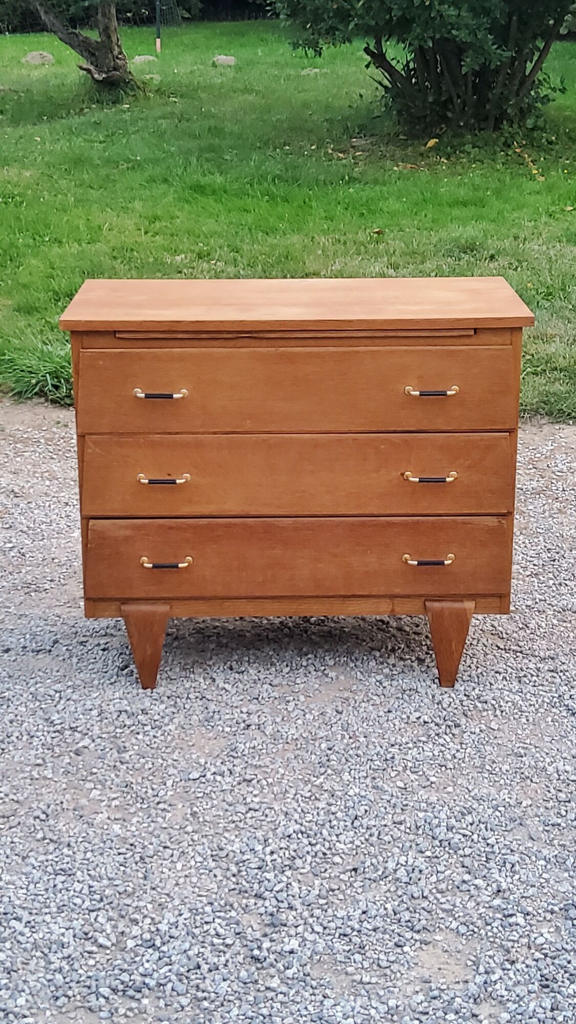Vintage chest of drawers in golden oak from the 50s with 3 drawers and spindle-legged shelf
