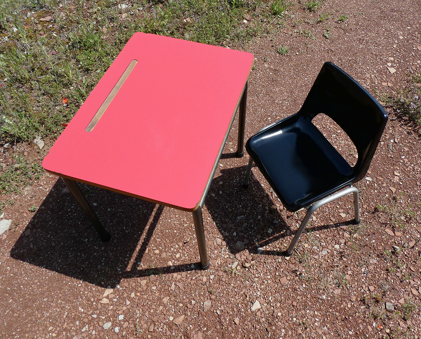 Ensemble de bureau rouge et chaise vintage d'écolier
