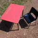 Ensemble de bureau rouge et chaise vintage d'écolier