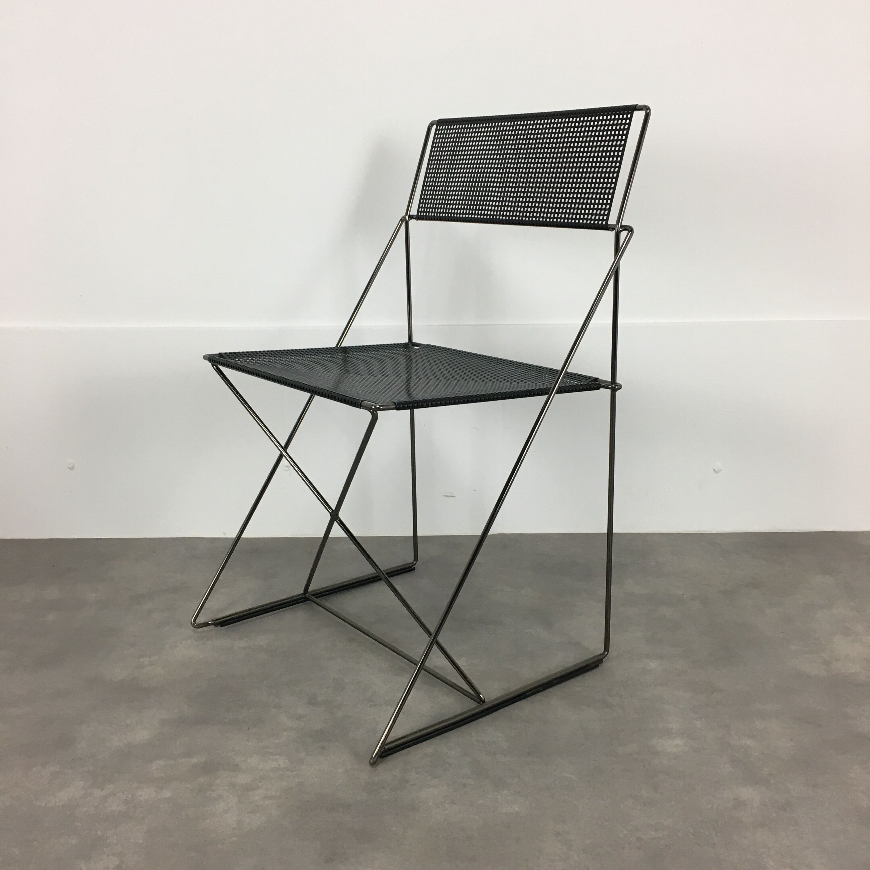 6 X-Line chairs by Niels Jorgen for Magis Italy Memphis style 1980