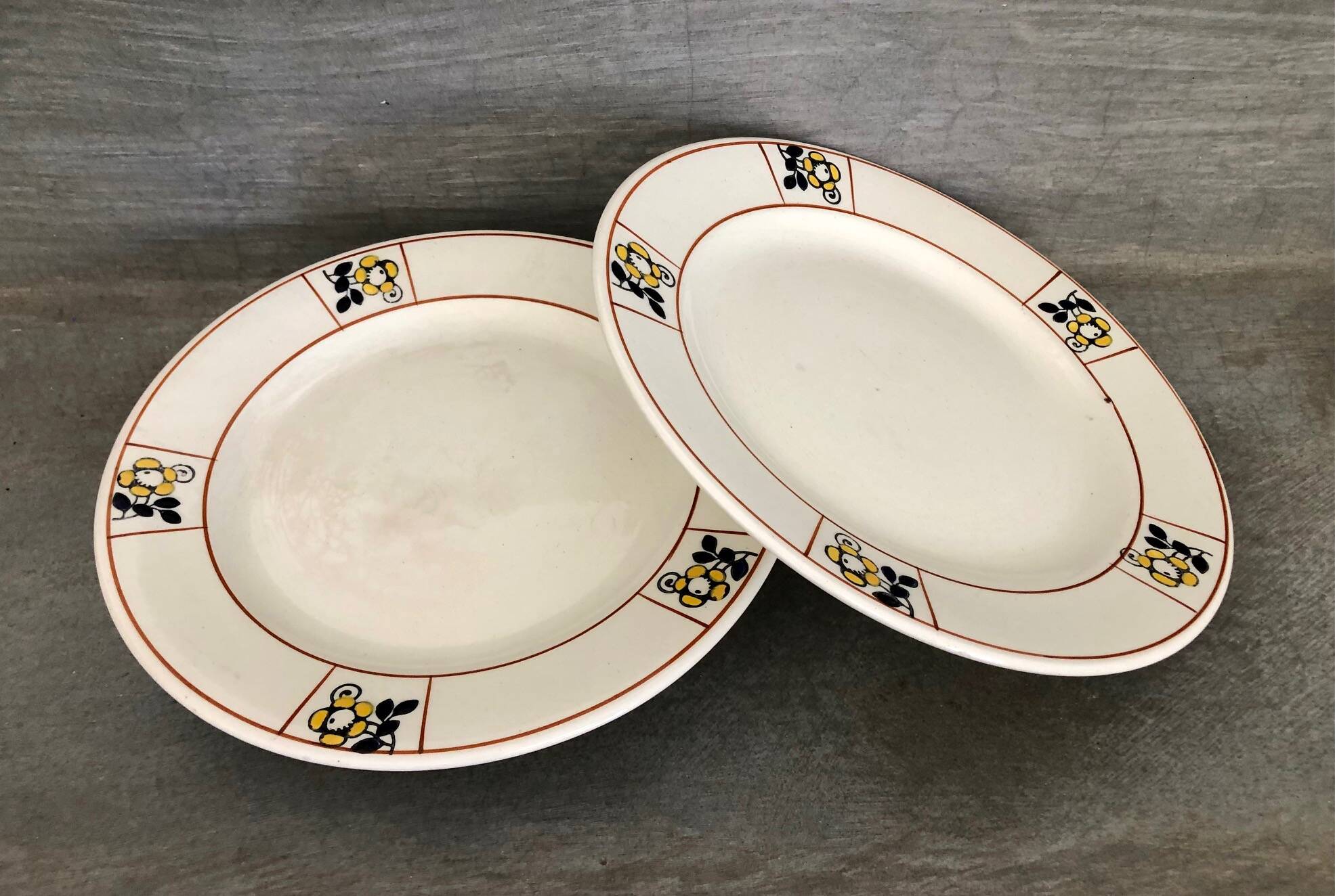 Plate on footstool Terre de Fer Salins Charbonnier