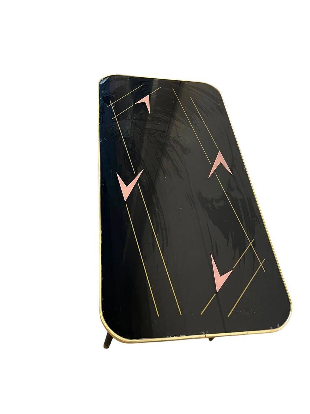 Table basse vintage en formica noir avec accent rose