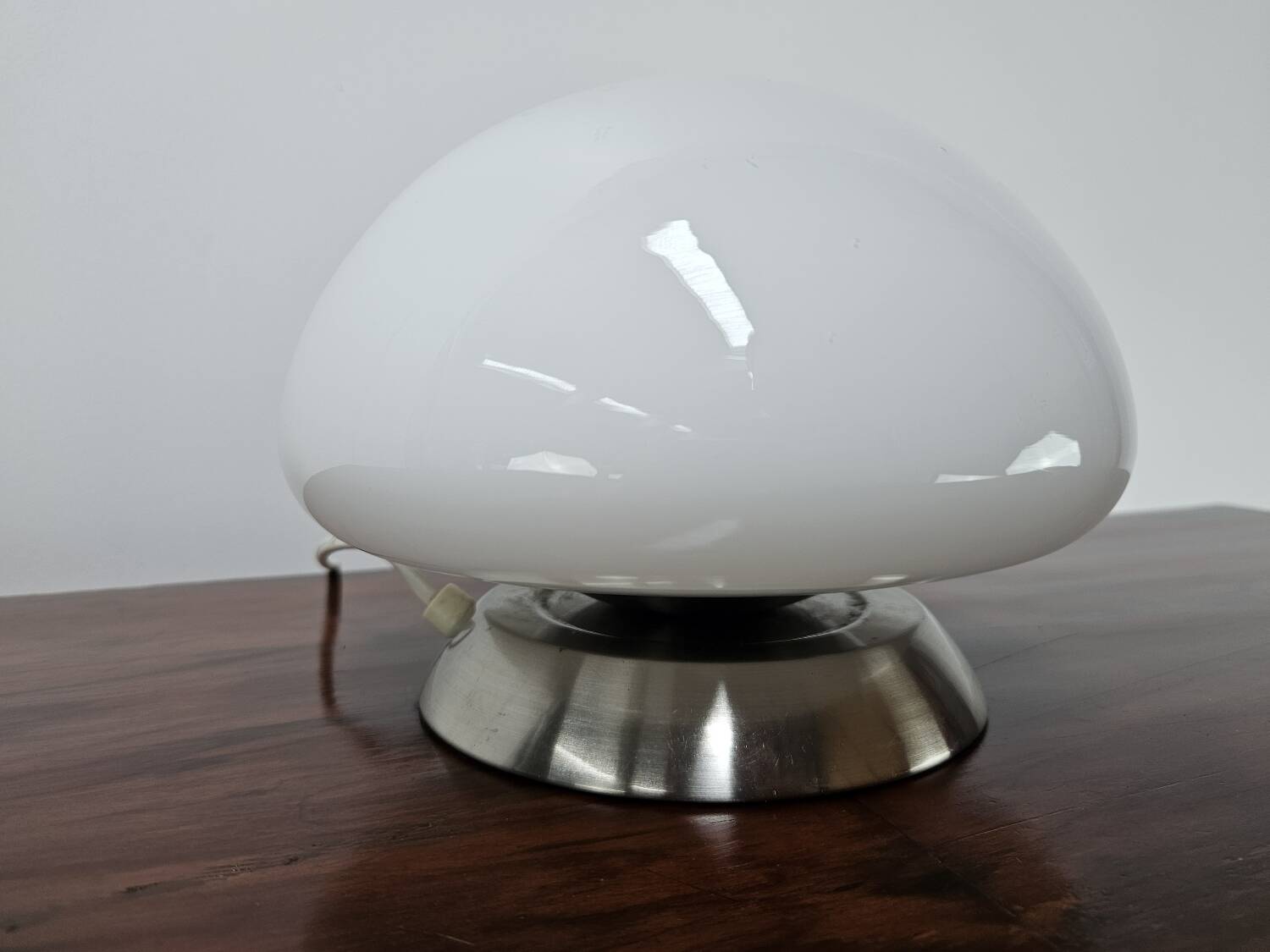 Lampe de table en verre blanc des années 70 avec interrupteur tactile