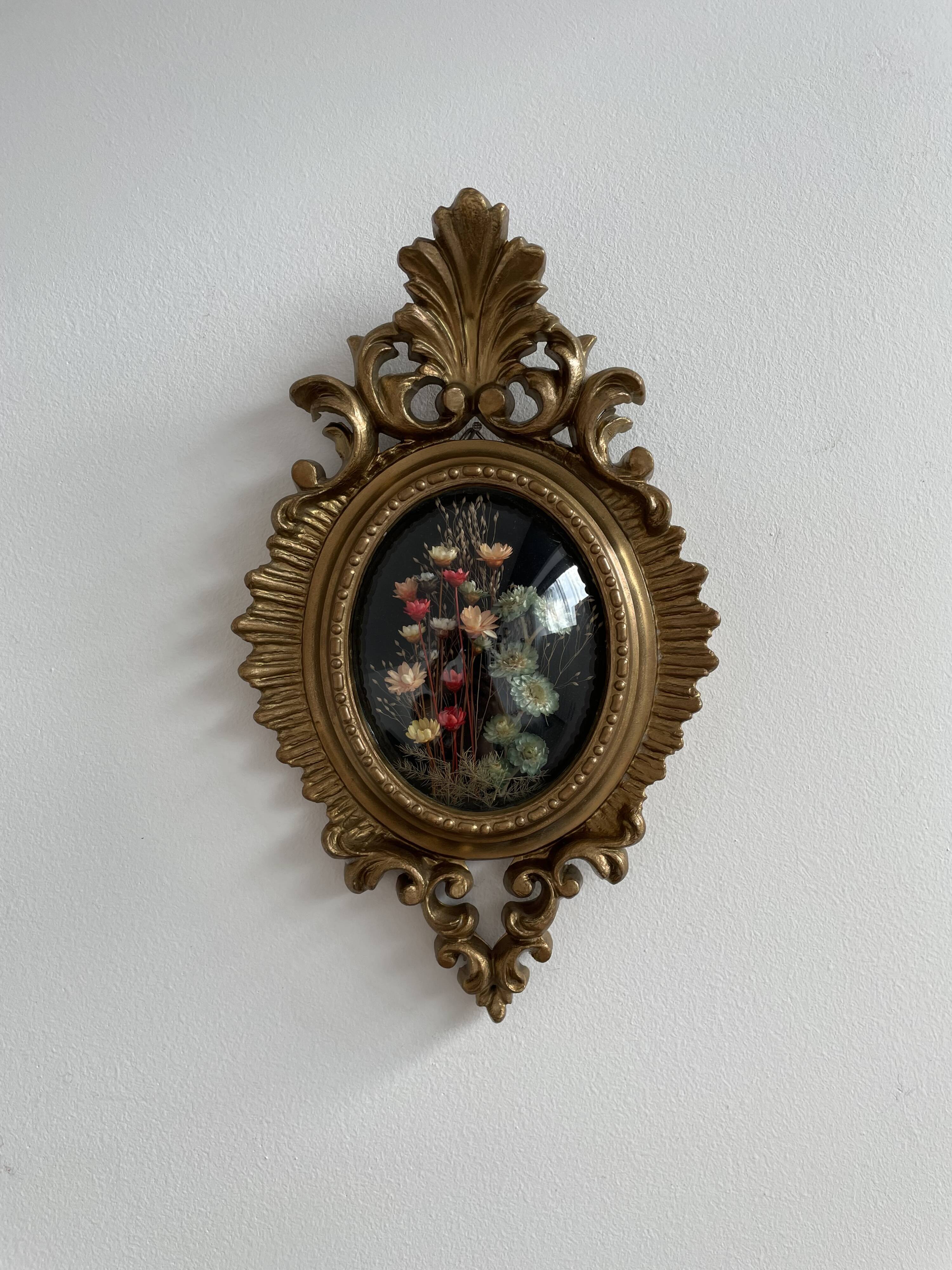 Cadre bois doré fleurs séchées rocaille
