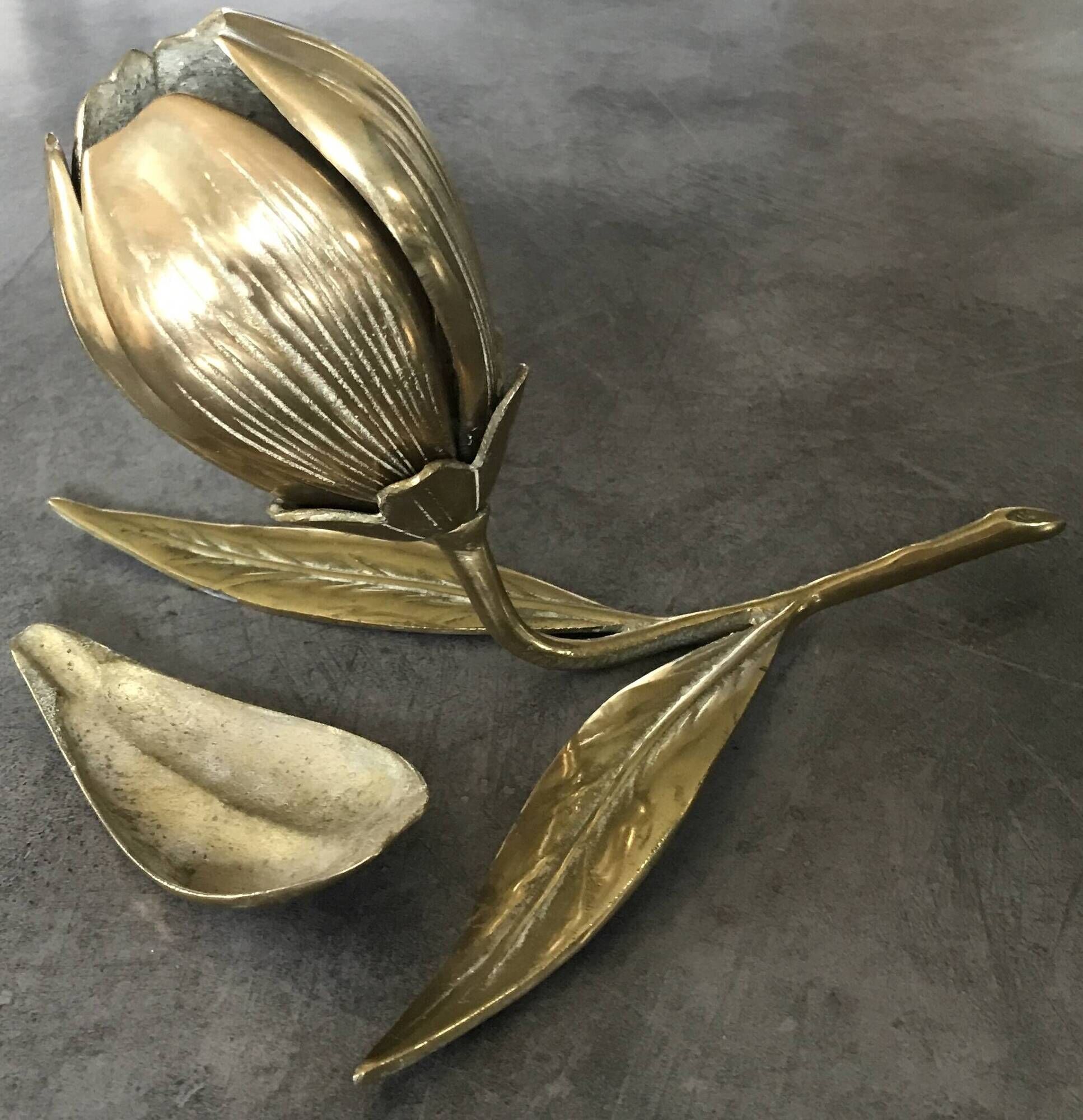Vintage flower ashtray in solid gold-plated brass with six removable petals from the 60s/70s