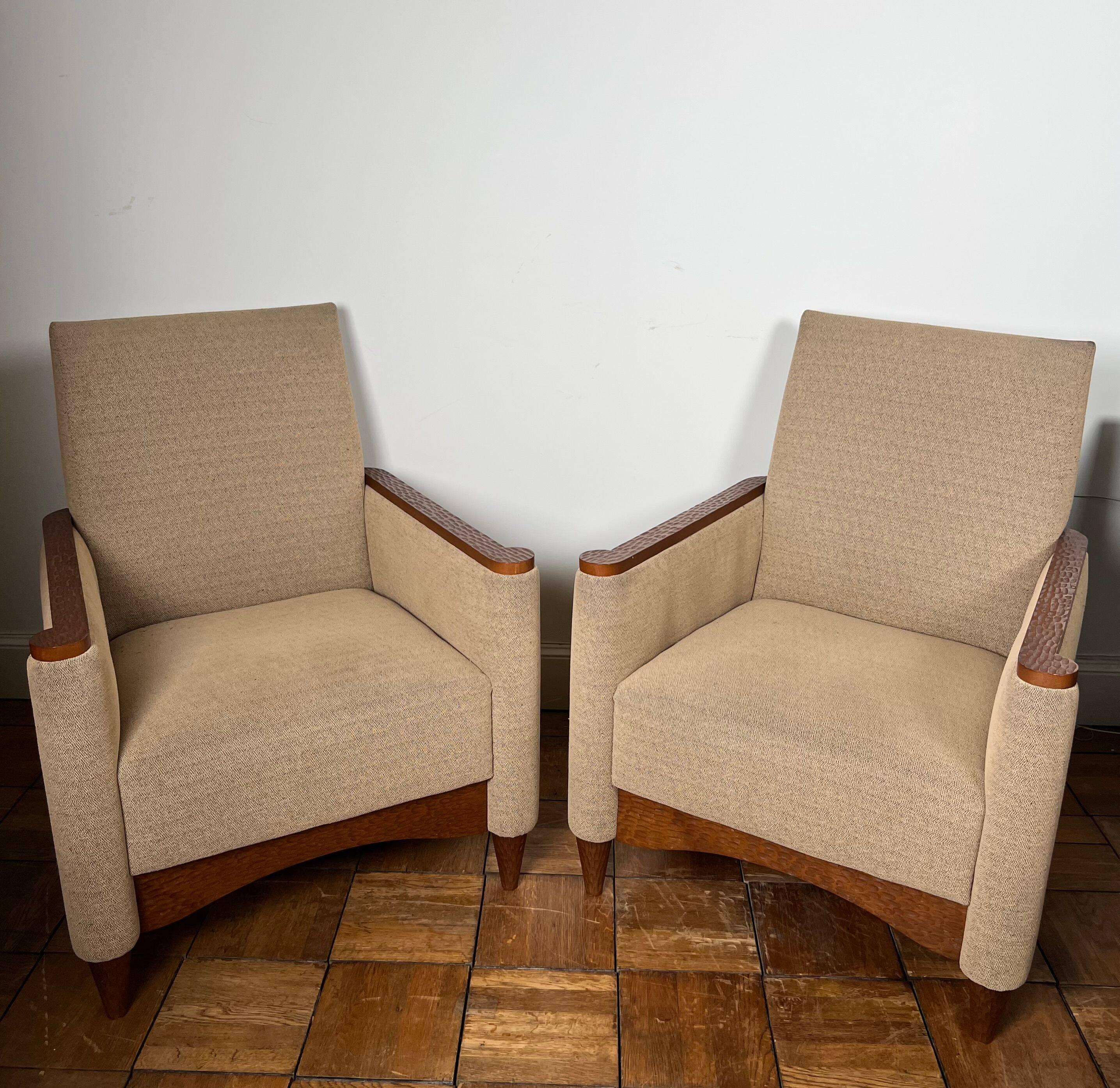 Pair of armchairs in carved wood and vintage fabric