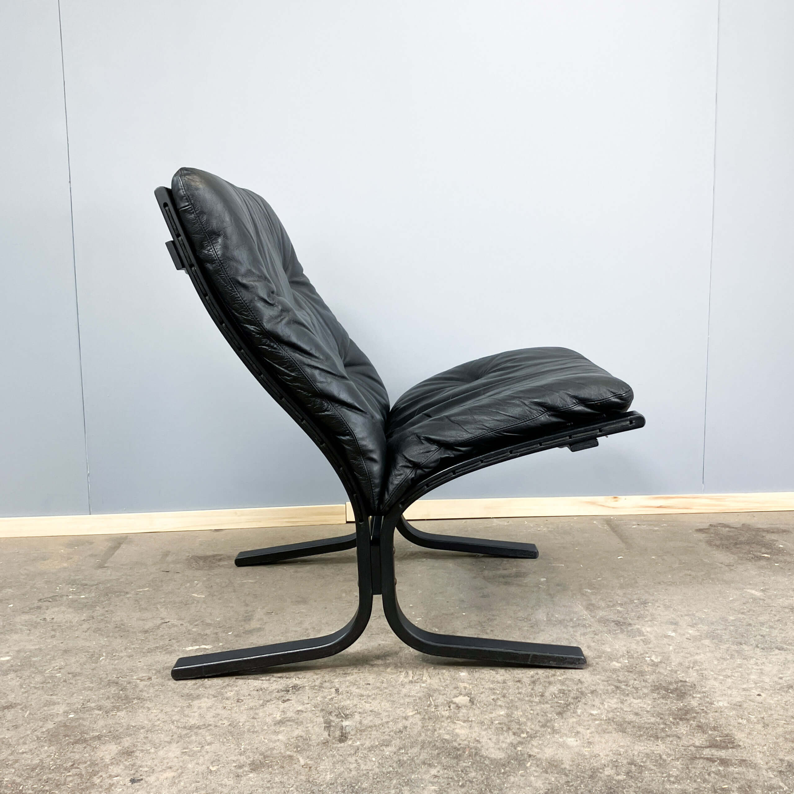 Chaise Siesta par Ingmar Relling pour Westnofa, cuir sur bois de hêtre cintré, années 1960.
