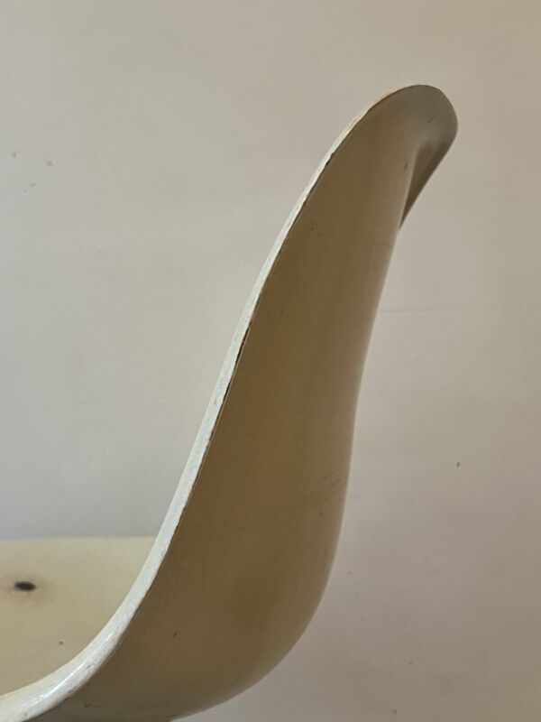 Chaise roue en fibre de verre écru H. Miller pour Mobilier international