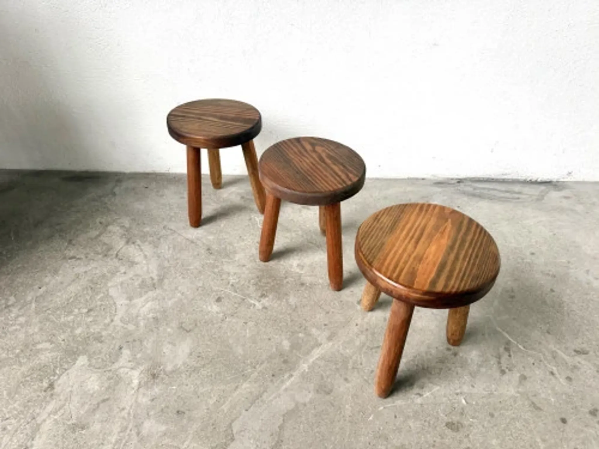 Série de 3 tabourets tripodes en hêtre, années 60