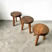 Série de 3 tabourets tripodes en hêtre, années 60