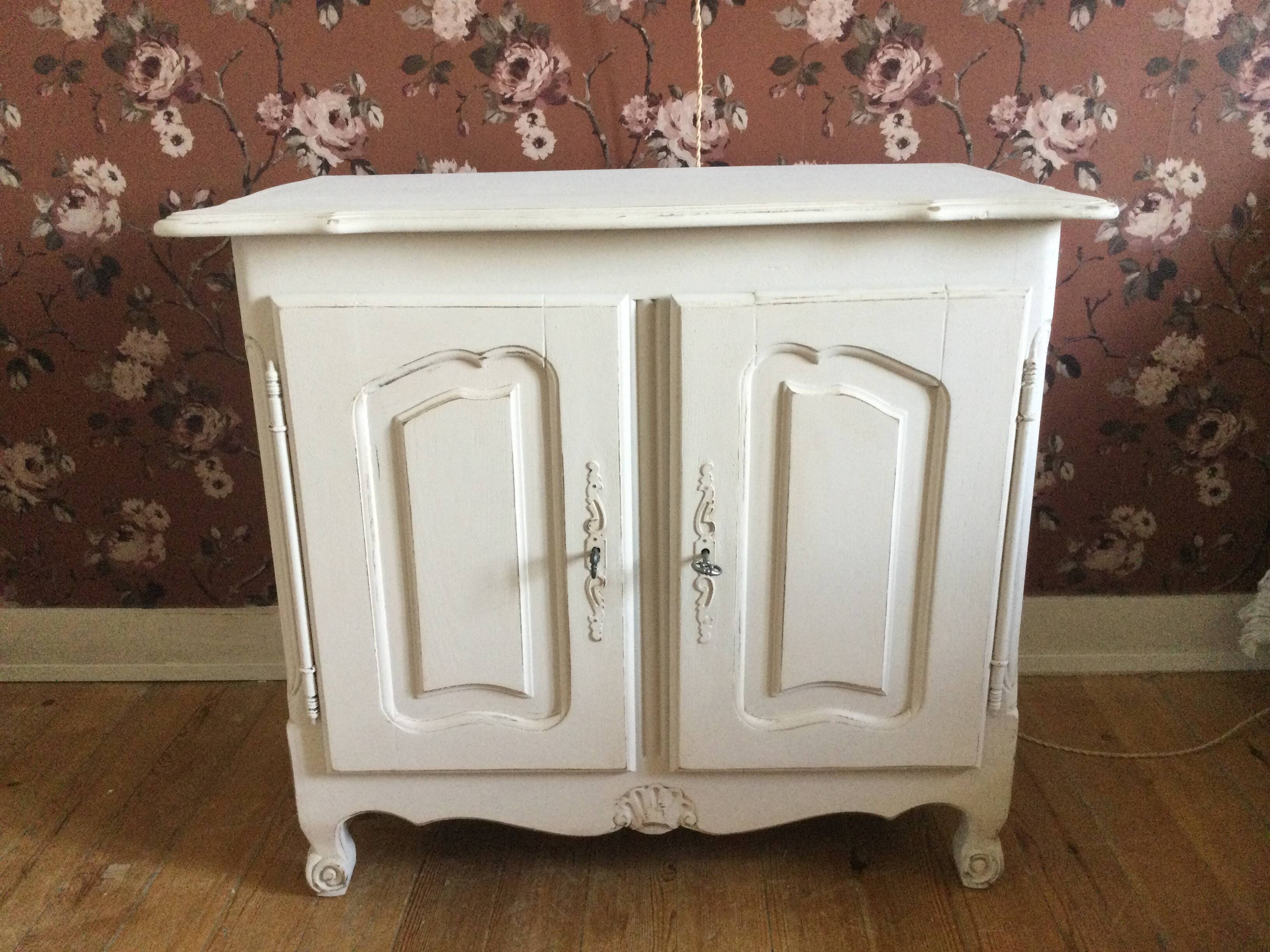 Small low cabinet with 2 doors