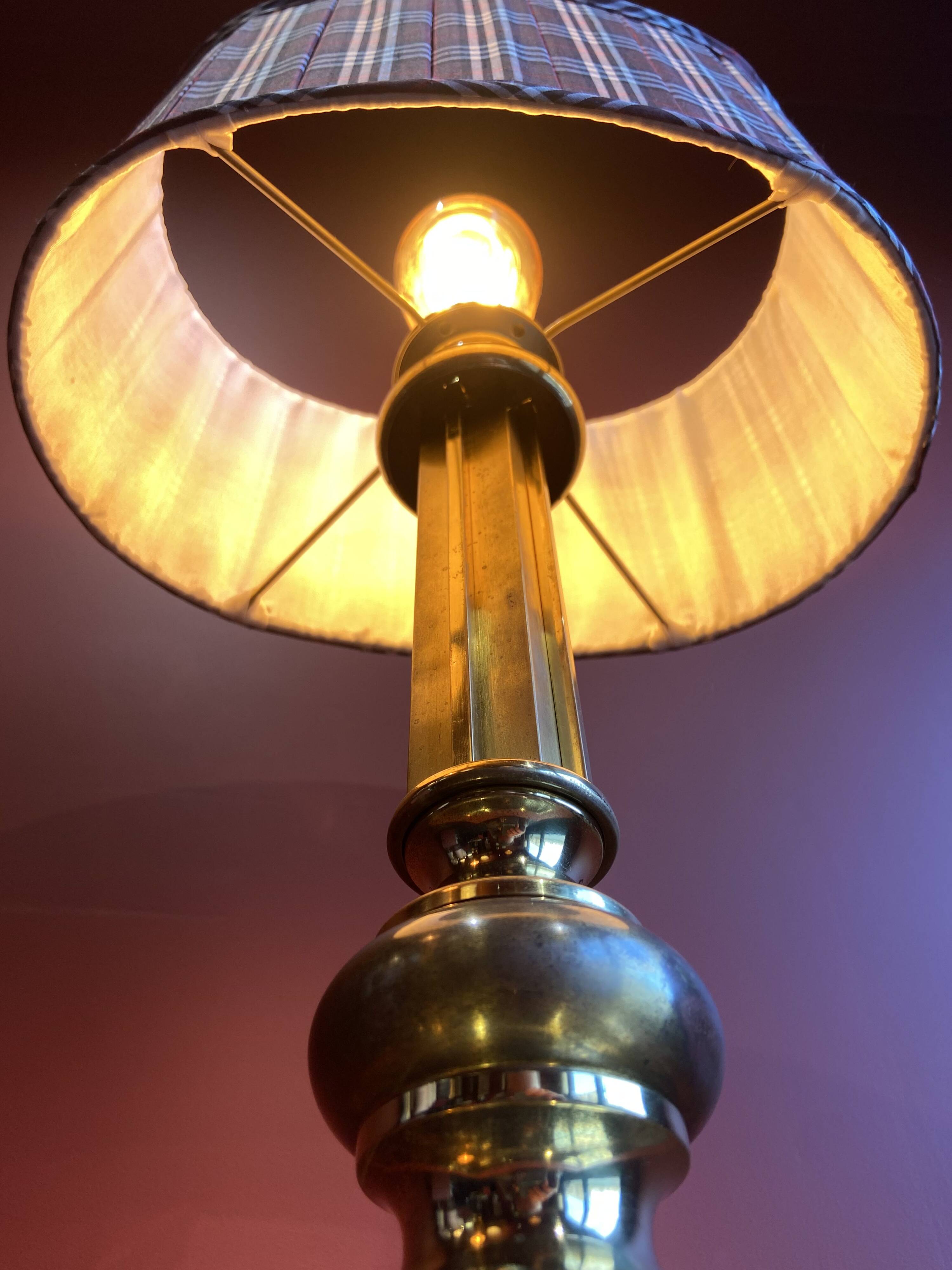 Lamp base in gilded brass, oval silk lampshade with a checkered pattern in burgundy.