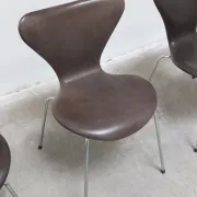 Set of 4 'Series 7' chairs in leather by Arne Jacobsen for Fritz Hansen, 1955