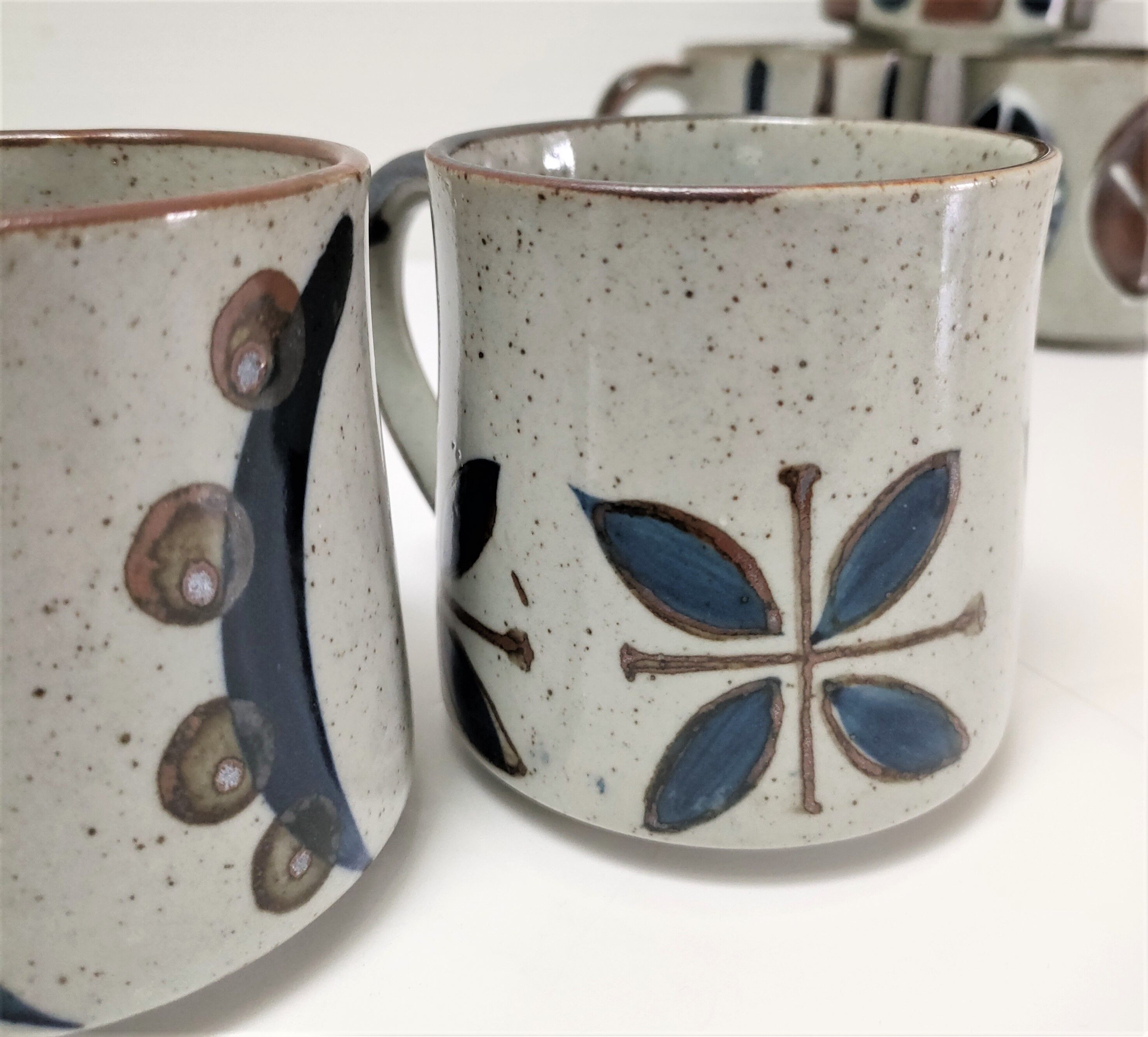 Dix mugs en grès émaillé décors bleu et ocre design années 80