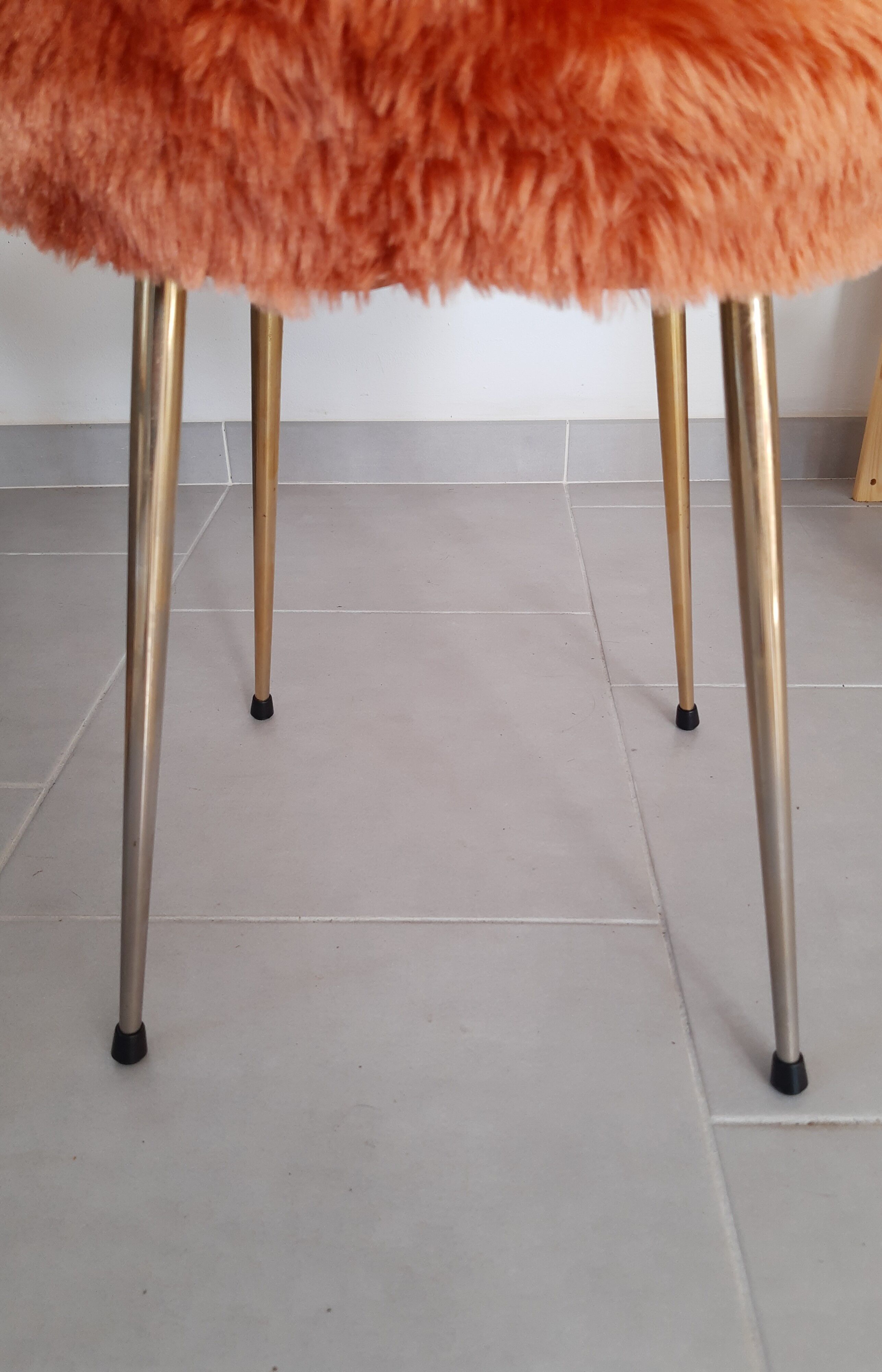 Chaise vintage moumoute Pelfran couleur saumon