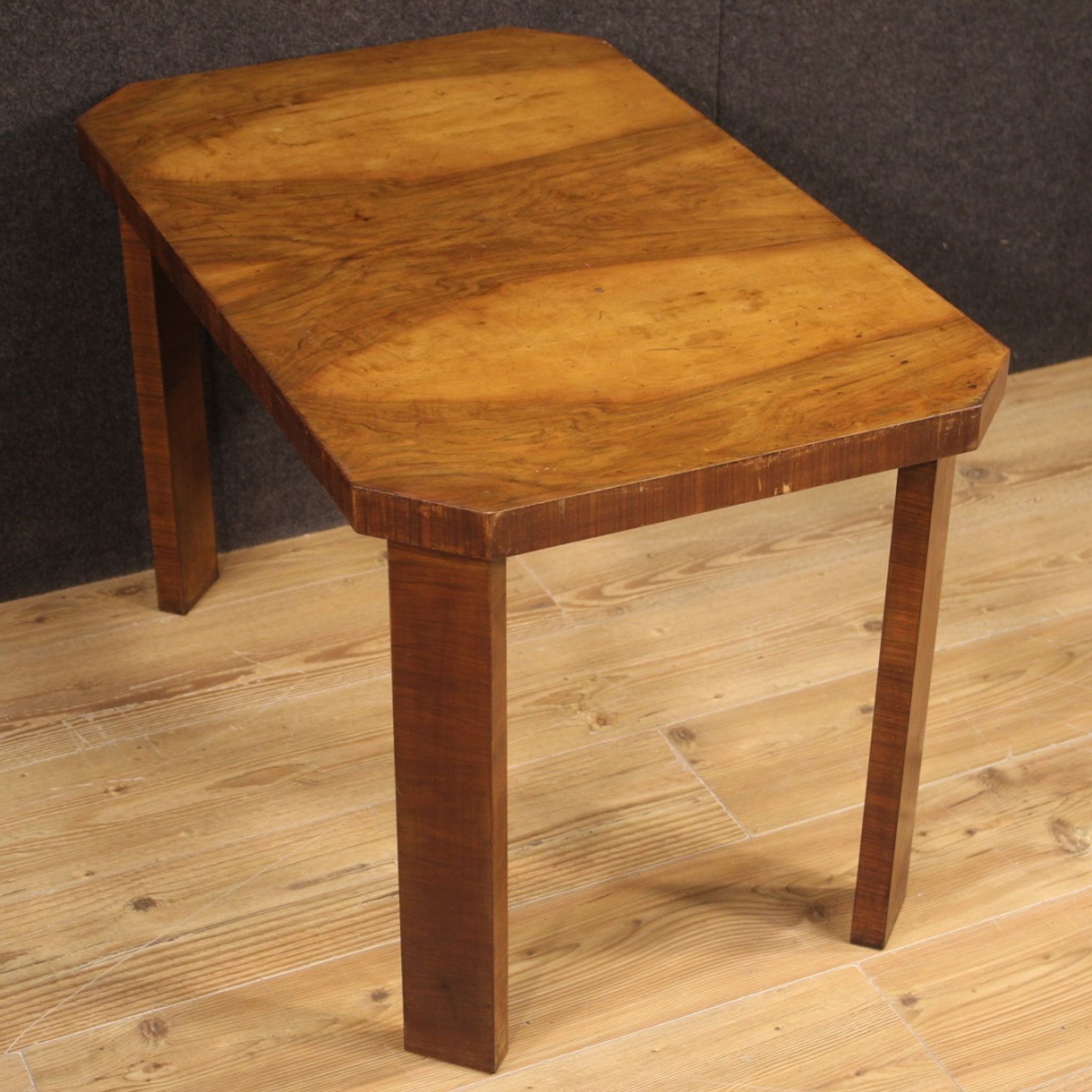 Table basse italienne en bois de noyer dans le style art déco