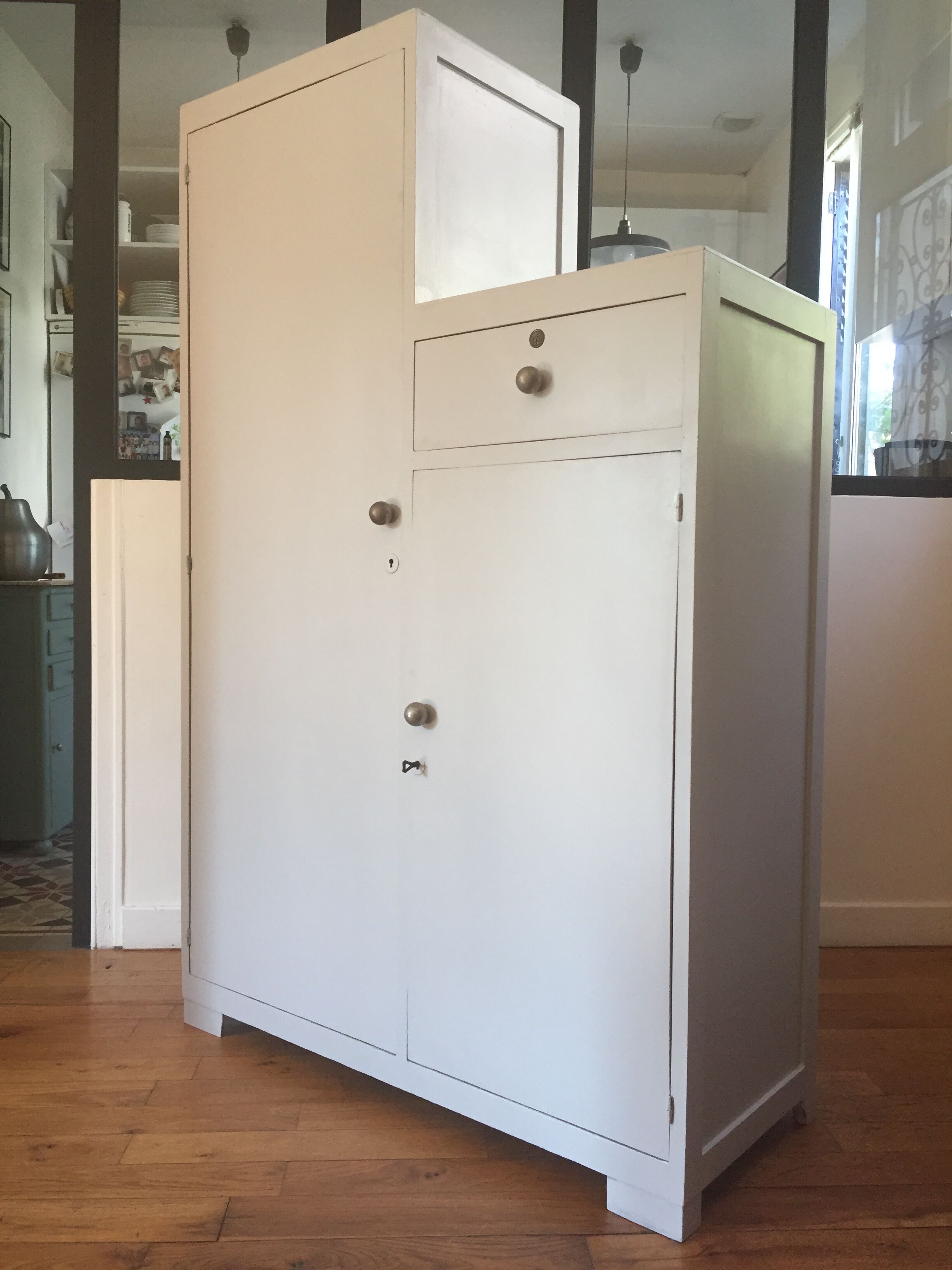 Asymmetrical cabinet 30's