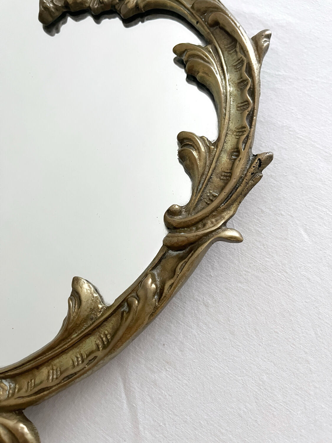 Miroir classique rocaille en laiton doré vintage