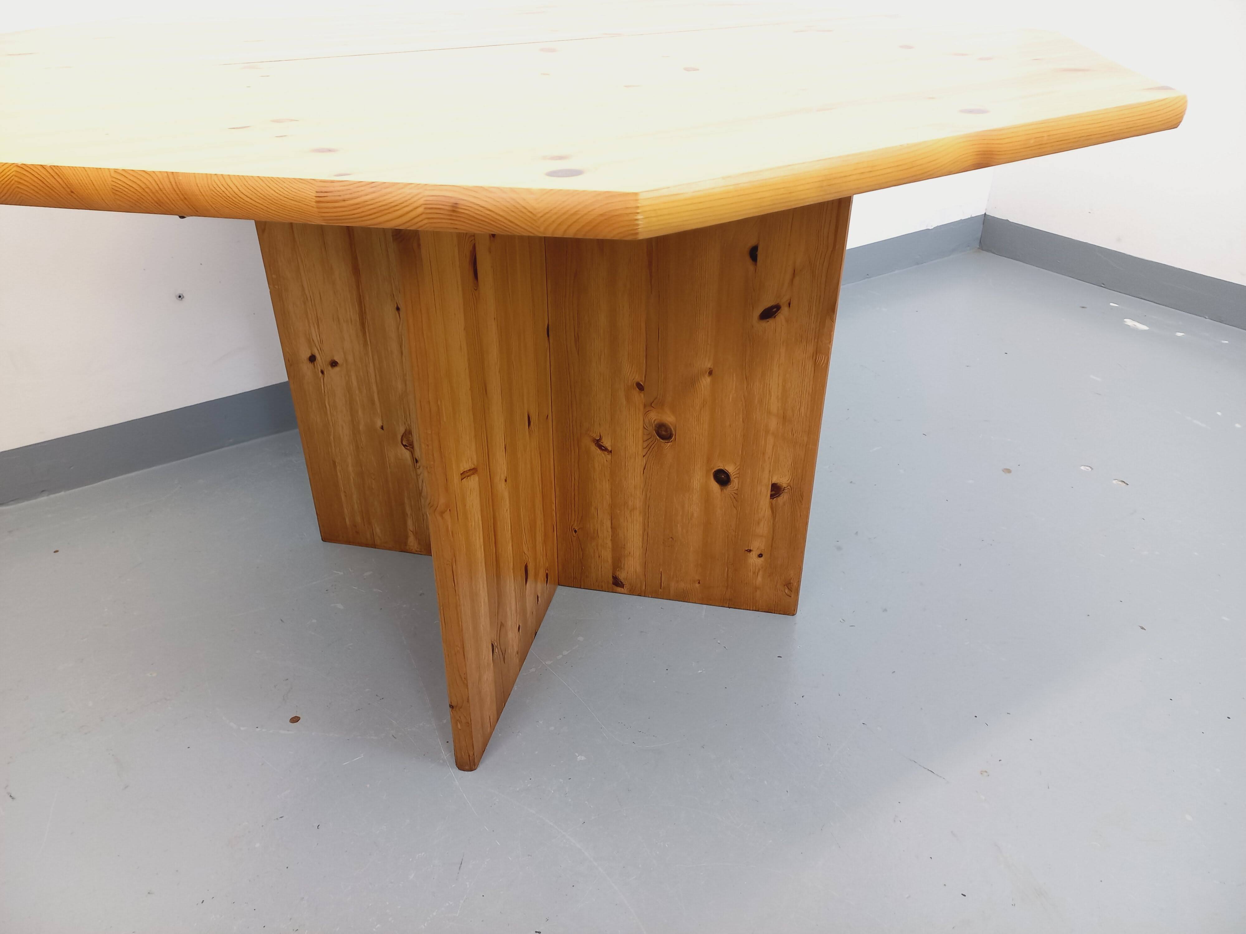 Vintage octagonal dining table from the 1980s in pine with an extension.