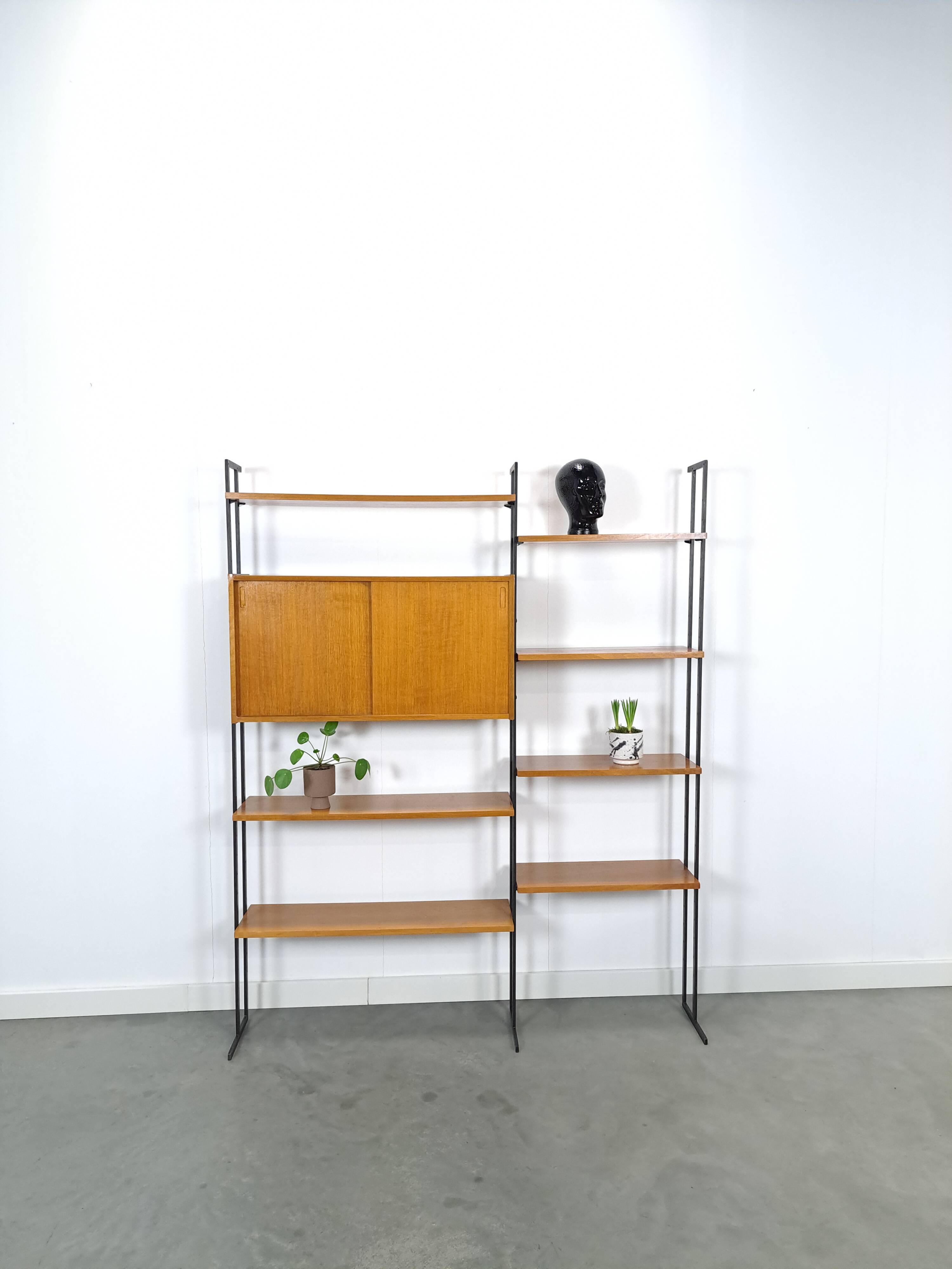 Modulair Omnia wandsysteem, Hilker, teak en zwart staal met legplanken