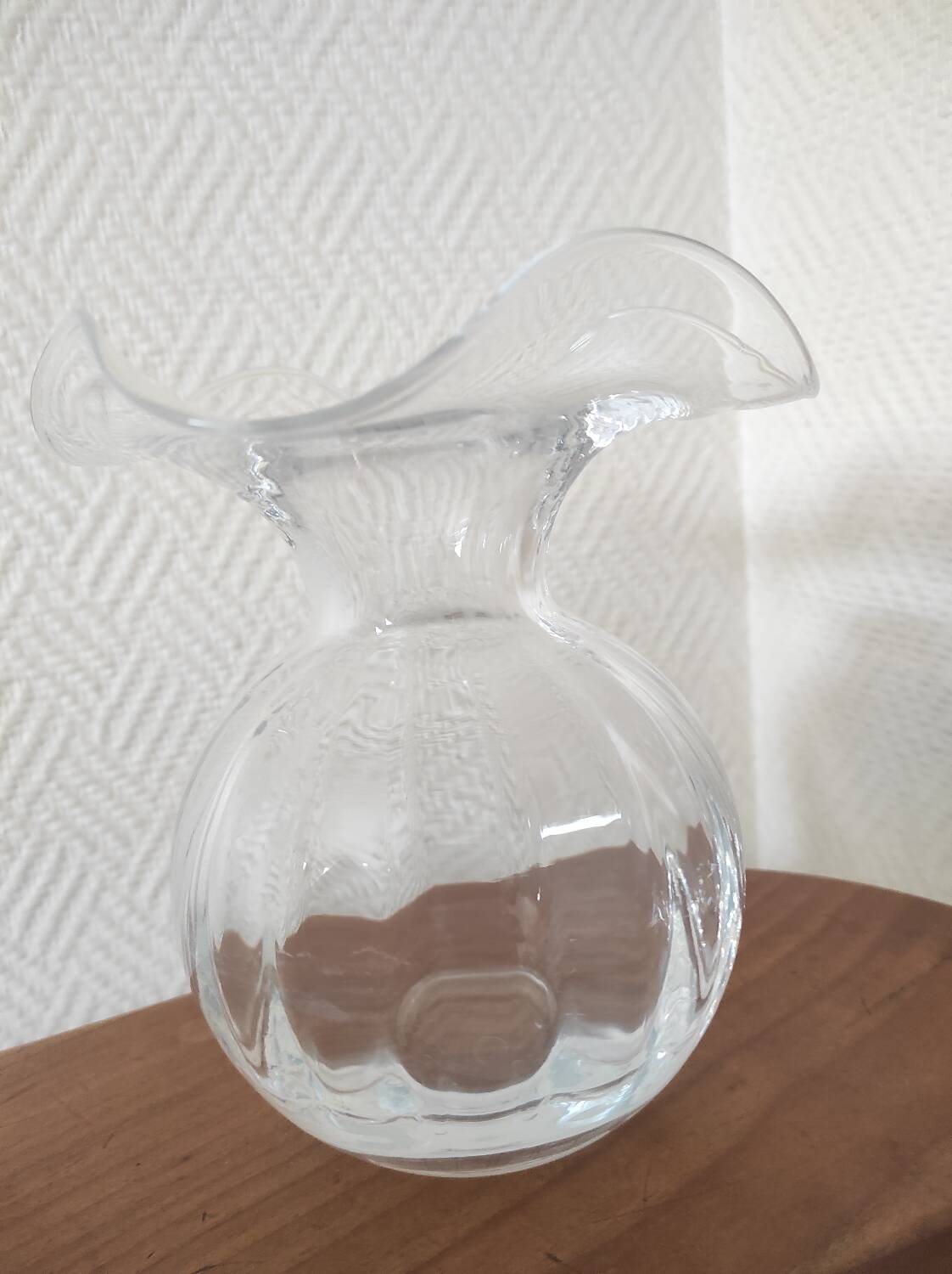 Glass ball vase with corolla