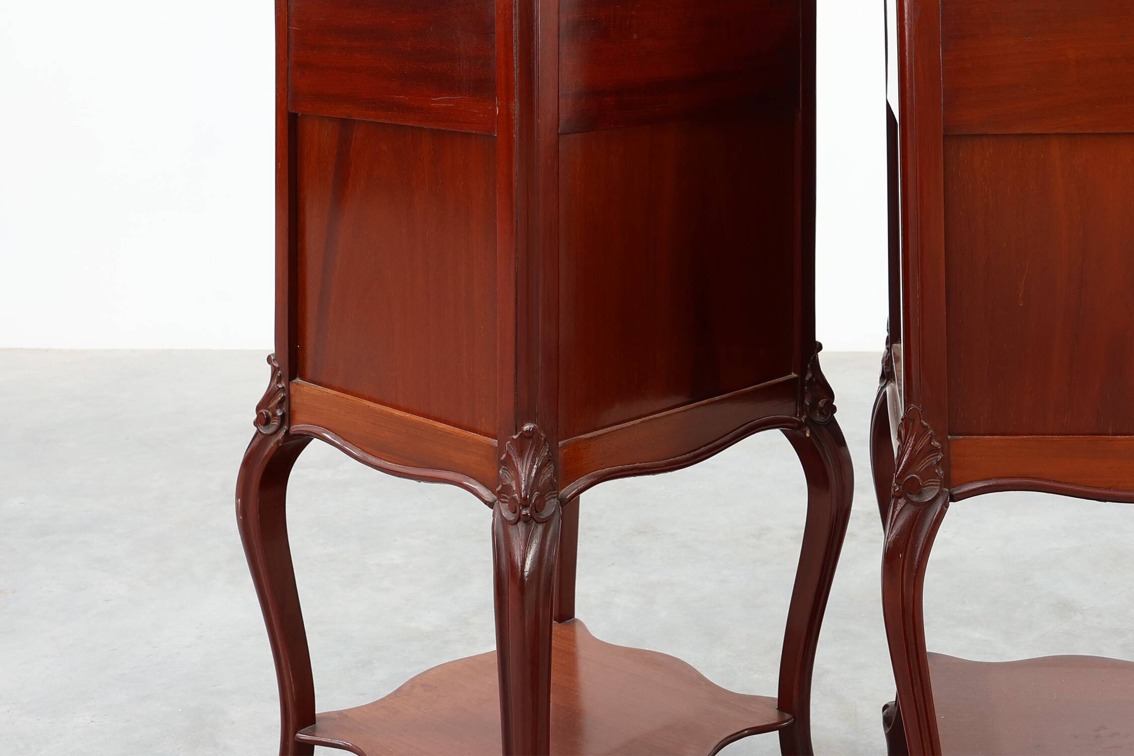 Paire de tables de nuit en noyer de style Louis XV avec des plateaux en marbre de Carrare, France