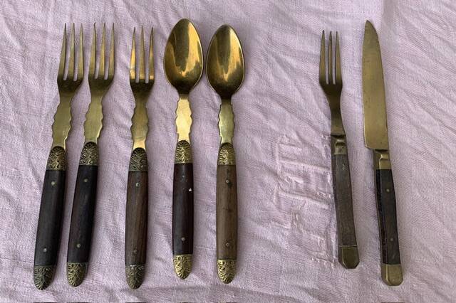 Set of 7 cutlery in wood and gilded and chiseled metal, cutlery for children, old and collectors