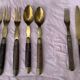 Lot de 7 couverts en bois et metal dore et ciselée, couverts pour enfants, anciens et collector