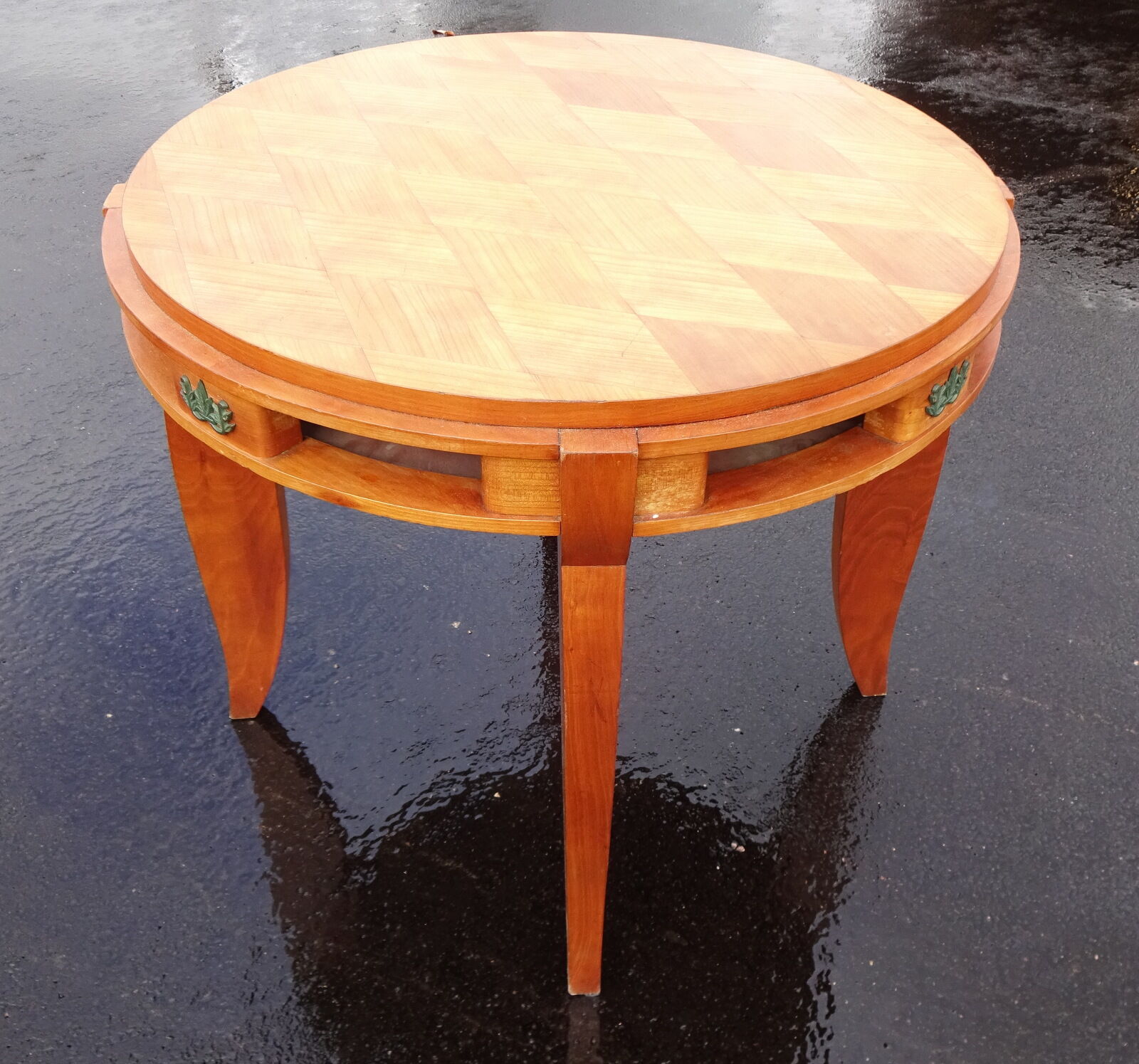 Round table of Jules Leleu