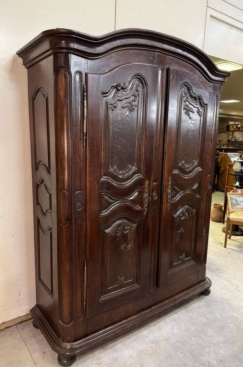 Alsatian wardrobe from the Louis XIII period in solid walnut.