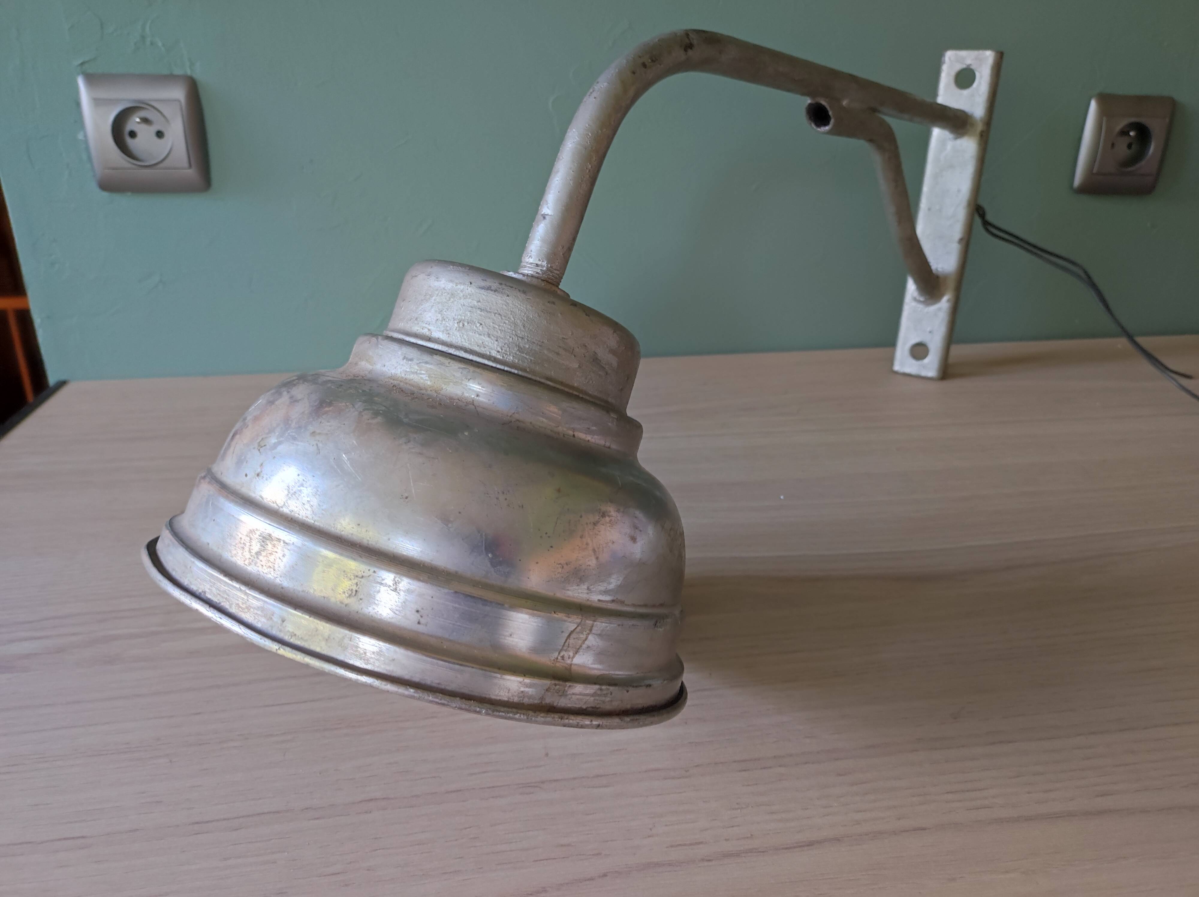 Lamp wall