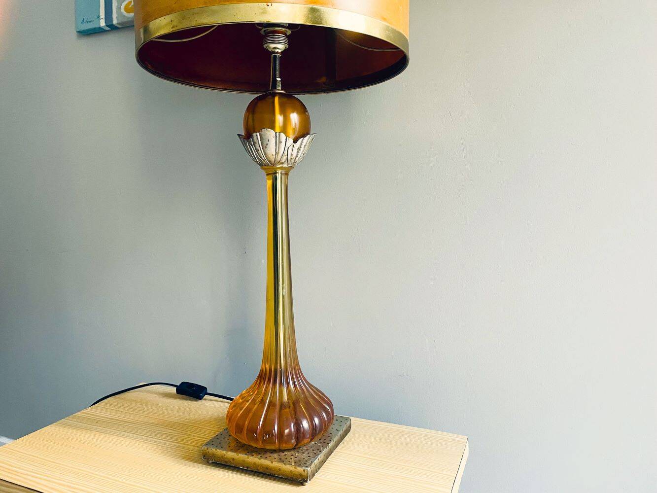 Grande lampe de table en lucite ambre de style Régence