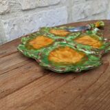 Ancienne assiette à fromage en céramique de couleur avec couteau