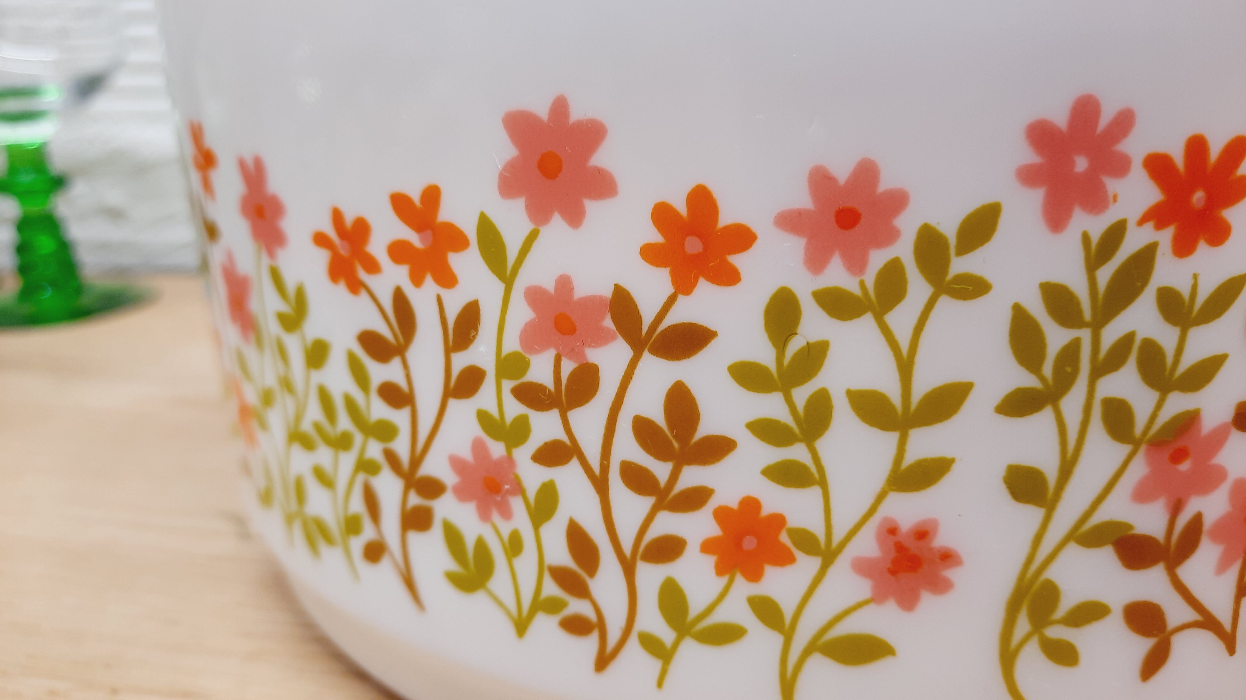 Lot 2 salad bowls Arcopal small flowers