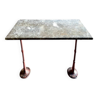 Table bistrot en marbre gris et fonte de fer bordeaux ☐ 85 x 57 cm