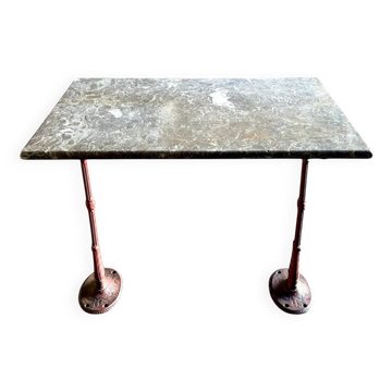 Table bistrot en marbre gris et fonte de fer bordeaux ☐ 85 x 57 cm