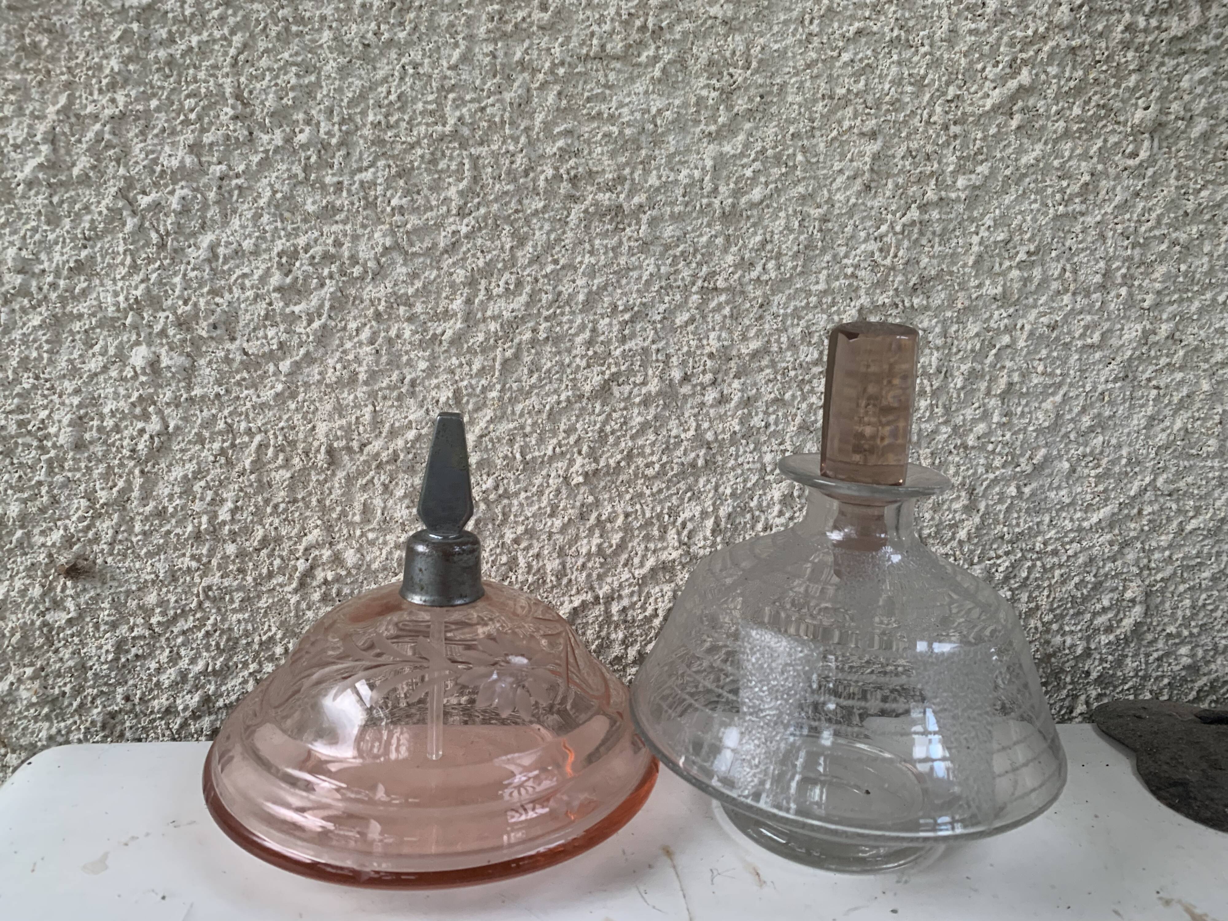 Deux flacons de parfum art deco en verre ciselé