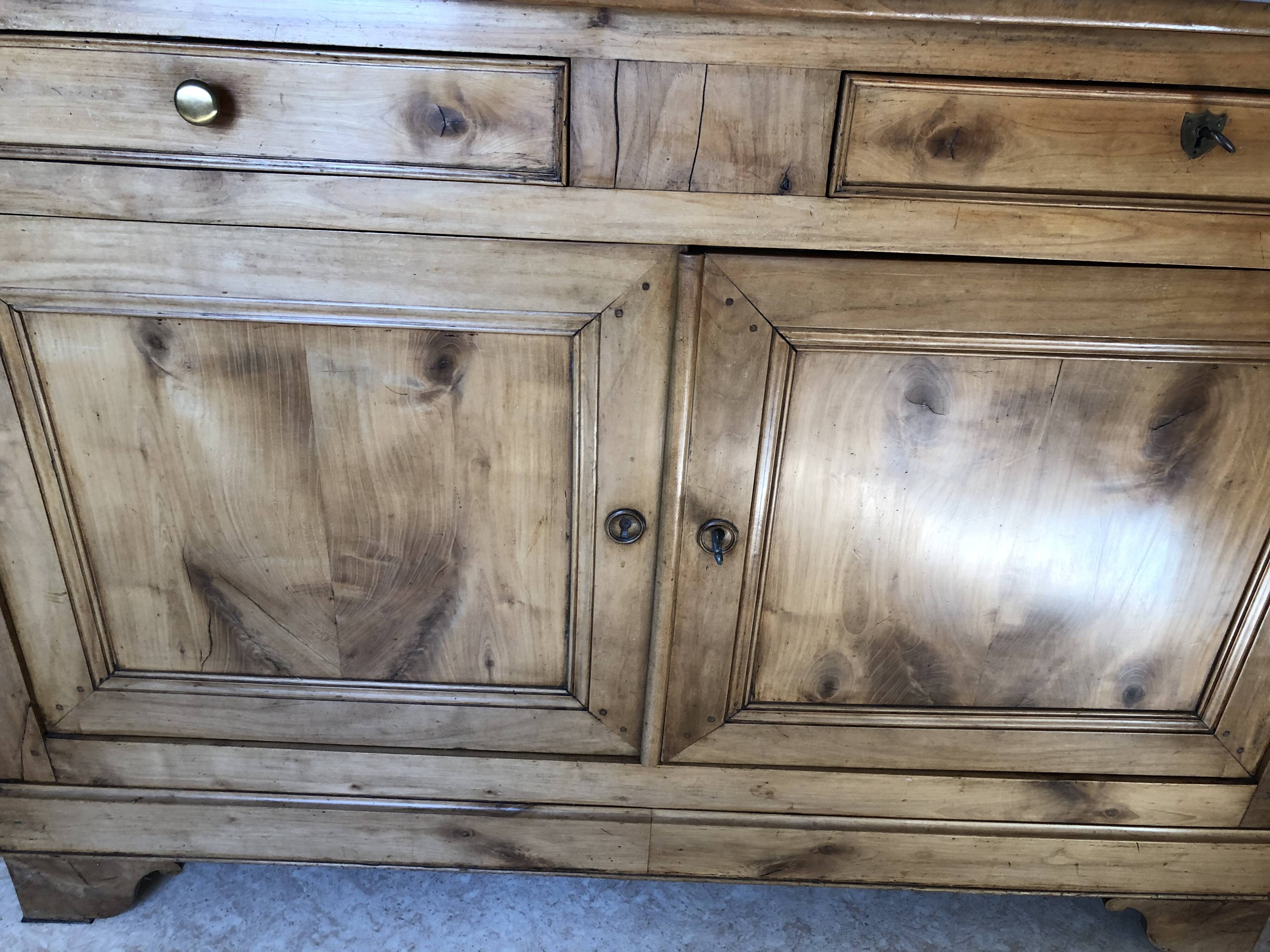 Buffet ancien en noyer blond