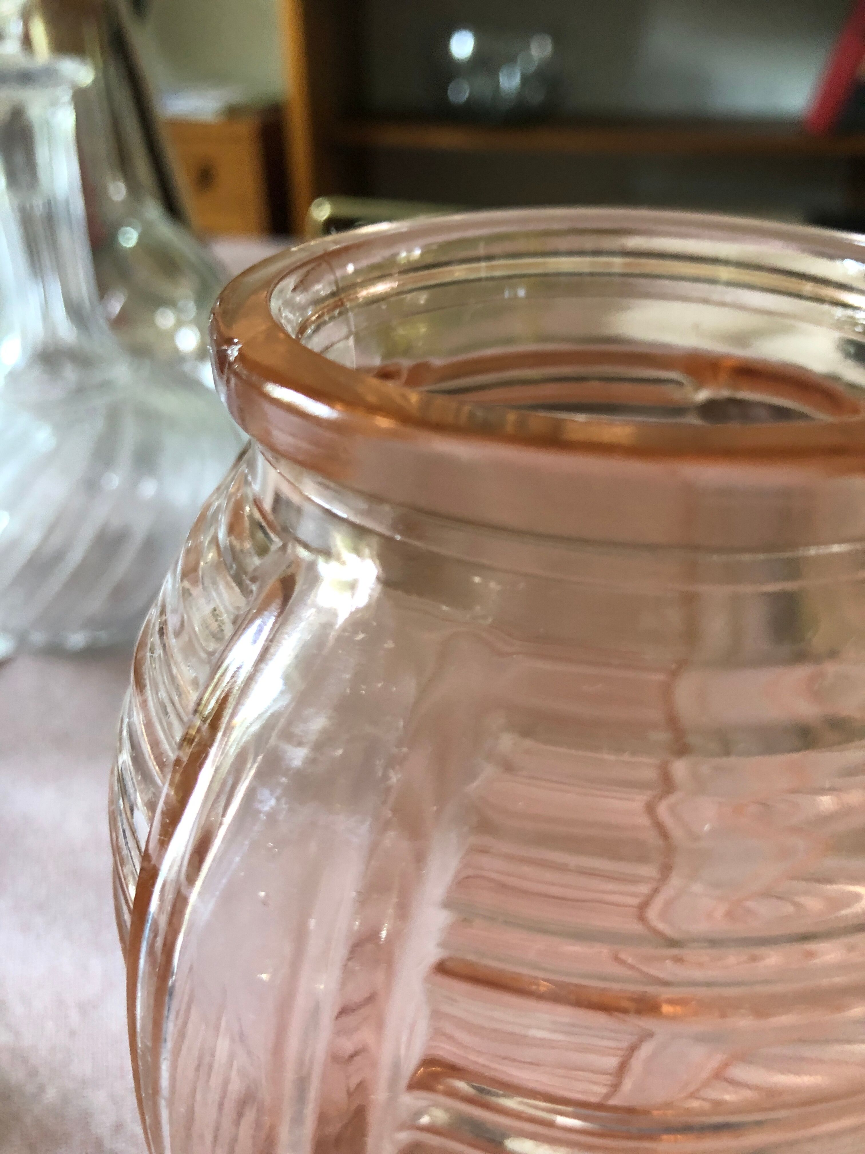 Vase en verre rose art déco