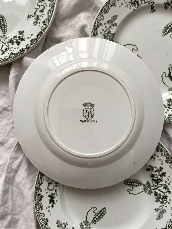 8 assiettes plates en terre de fer ''Modern Style'' Saint Amand début XXe