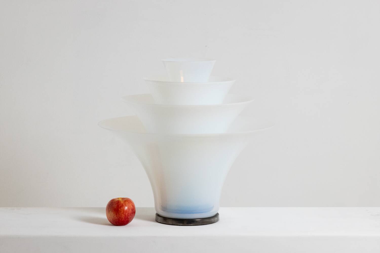 "Petal" lamp in opalescent white and bluish glass. 21st century.