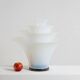 Lampe « pétales » en verre opalescent blanc et bleuté. 21e siècle.