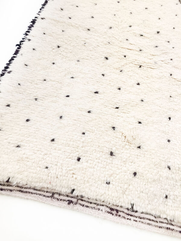 Tapis berbère Beni Ouarain écru à pois et motifs noirs 235x157cm