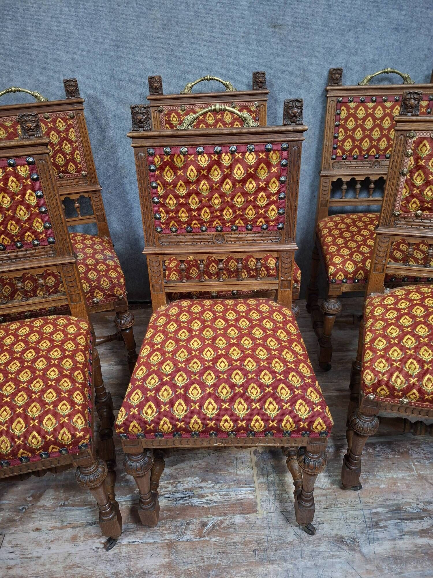 Suite de six chaises en chêne sculpté, de style Renaissance, XIXeme.