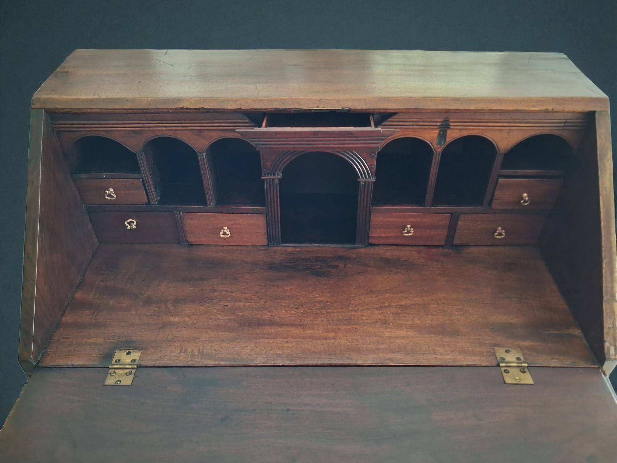 Bureau secrétaire antique français – Louis XVI, acajou massif, vers 1790