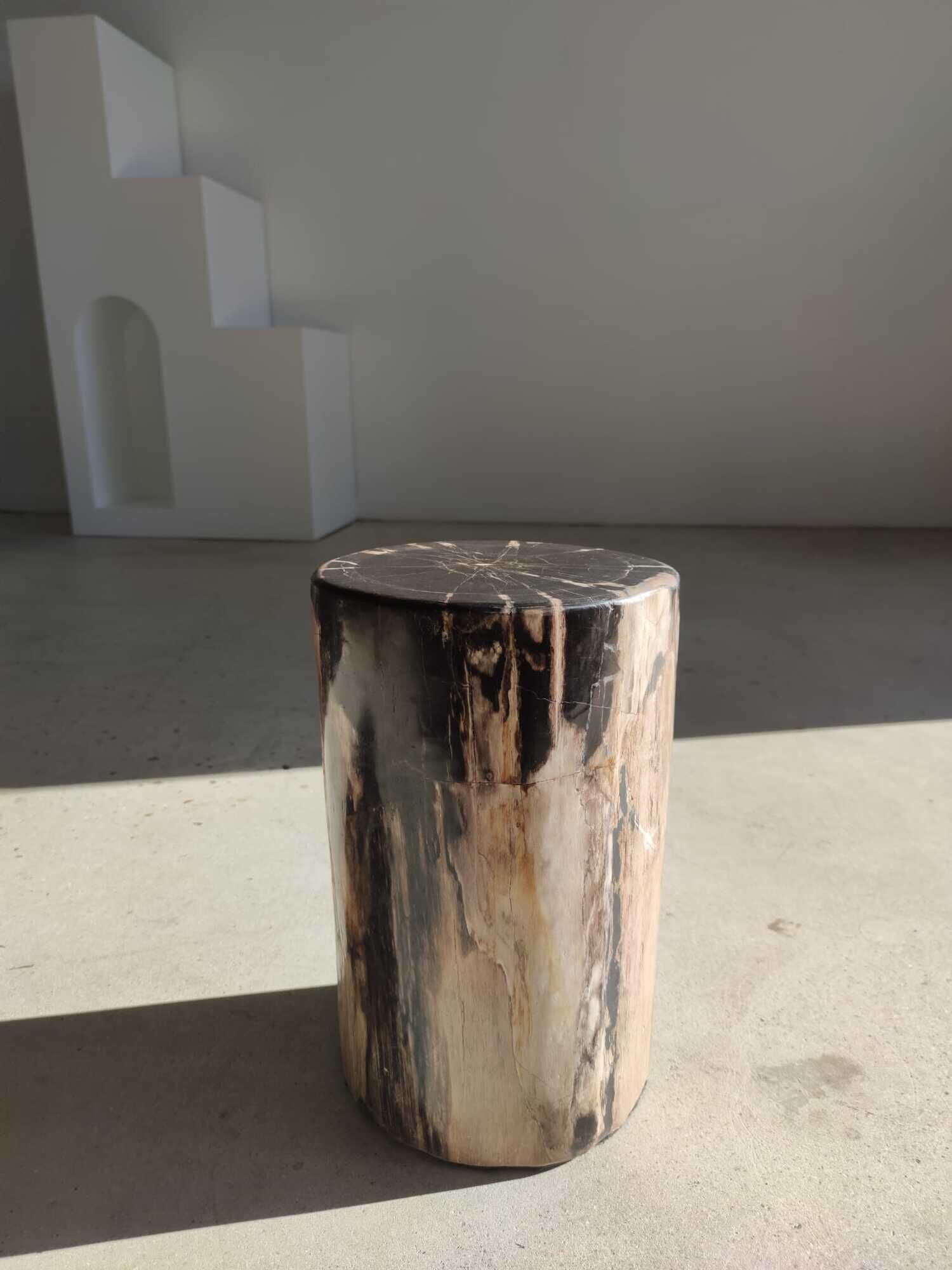 Table d'appoint en bois pétrifié noir et blanc - H:40,5cm D:25cm