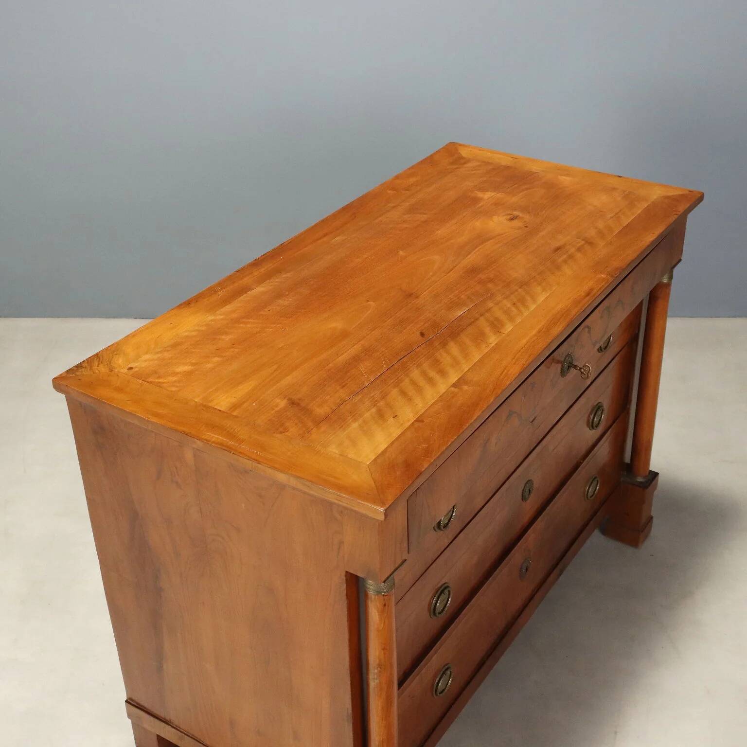 Commode Empire en noyer avec incrustations en laiton