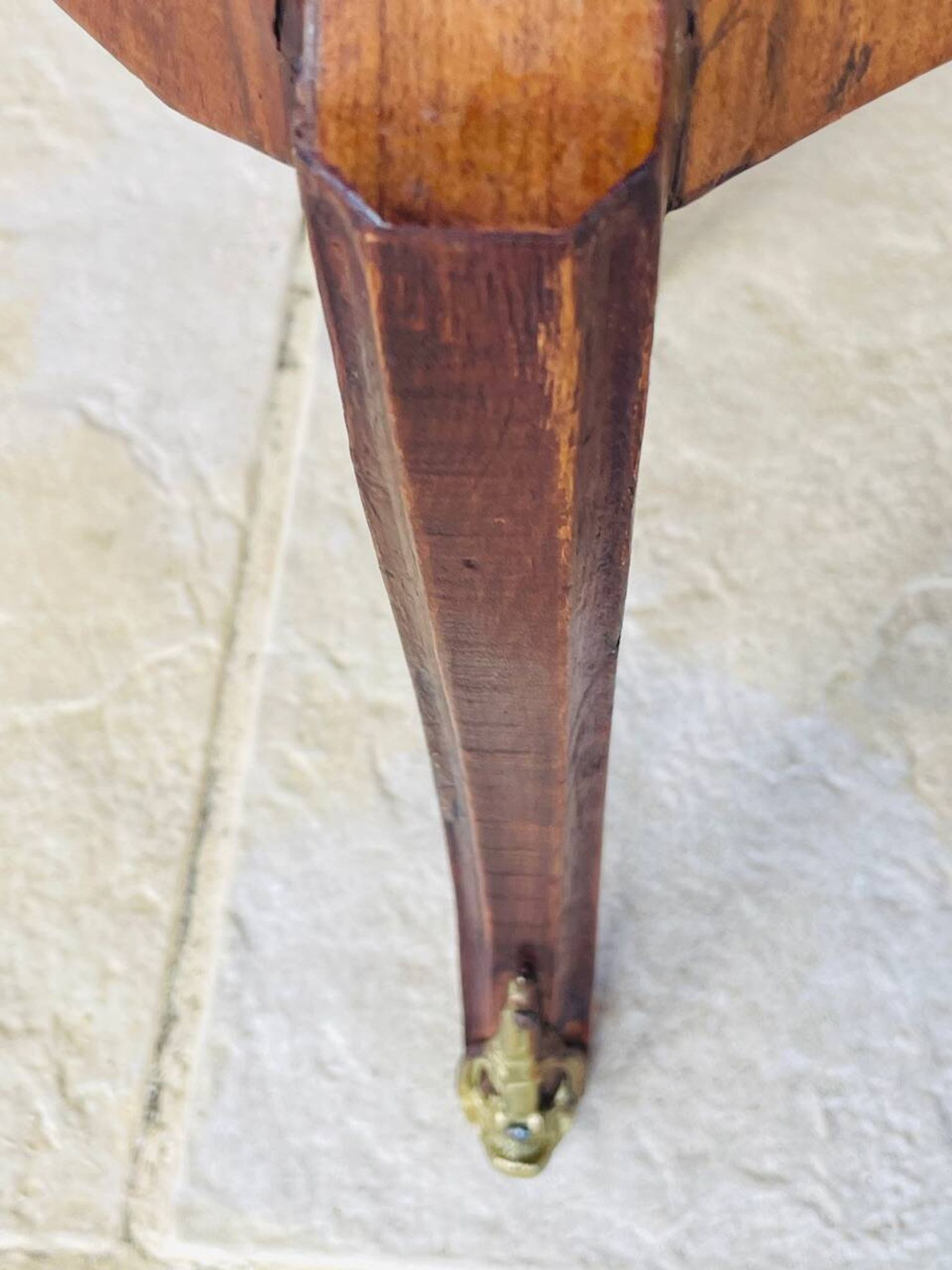 Commode style Louis XV en loupe d'orme et noyer
